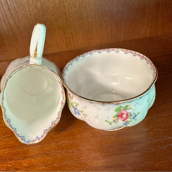 Royal Albert bone china cream and sugar. Petit point pattern, vintage. - Picture 4 of 5